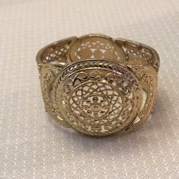 Costume gold elastic stretch bracelet - Picture 2 of 3